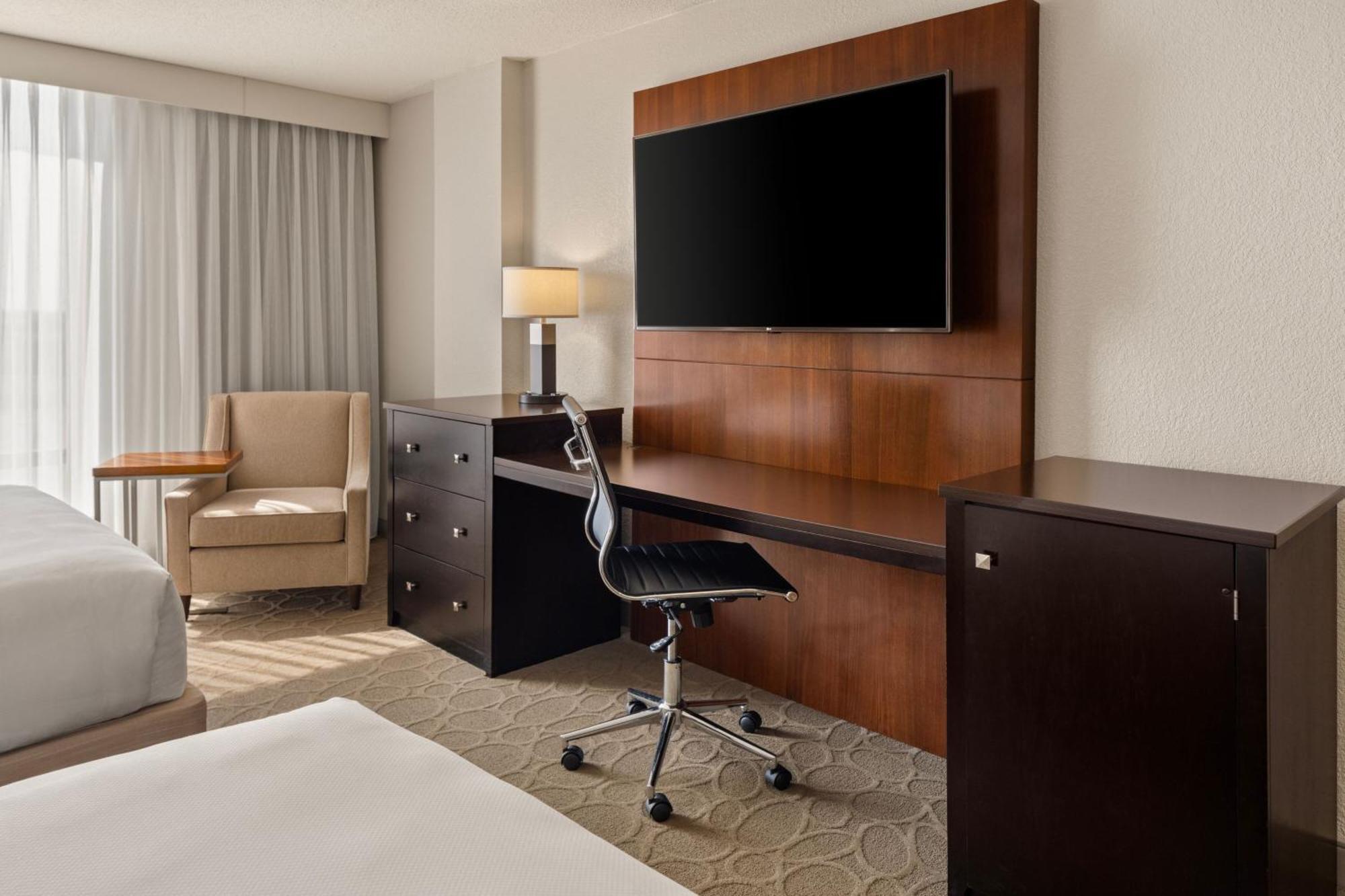 Delta Hotels By Marriott Minneapolis Northeast Экстерьер фото