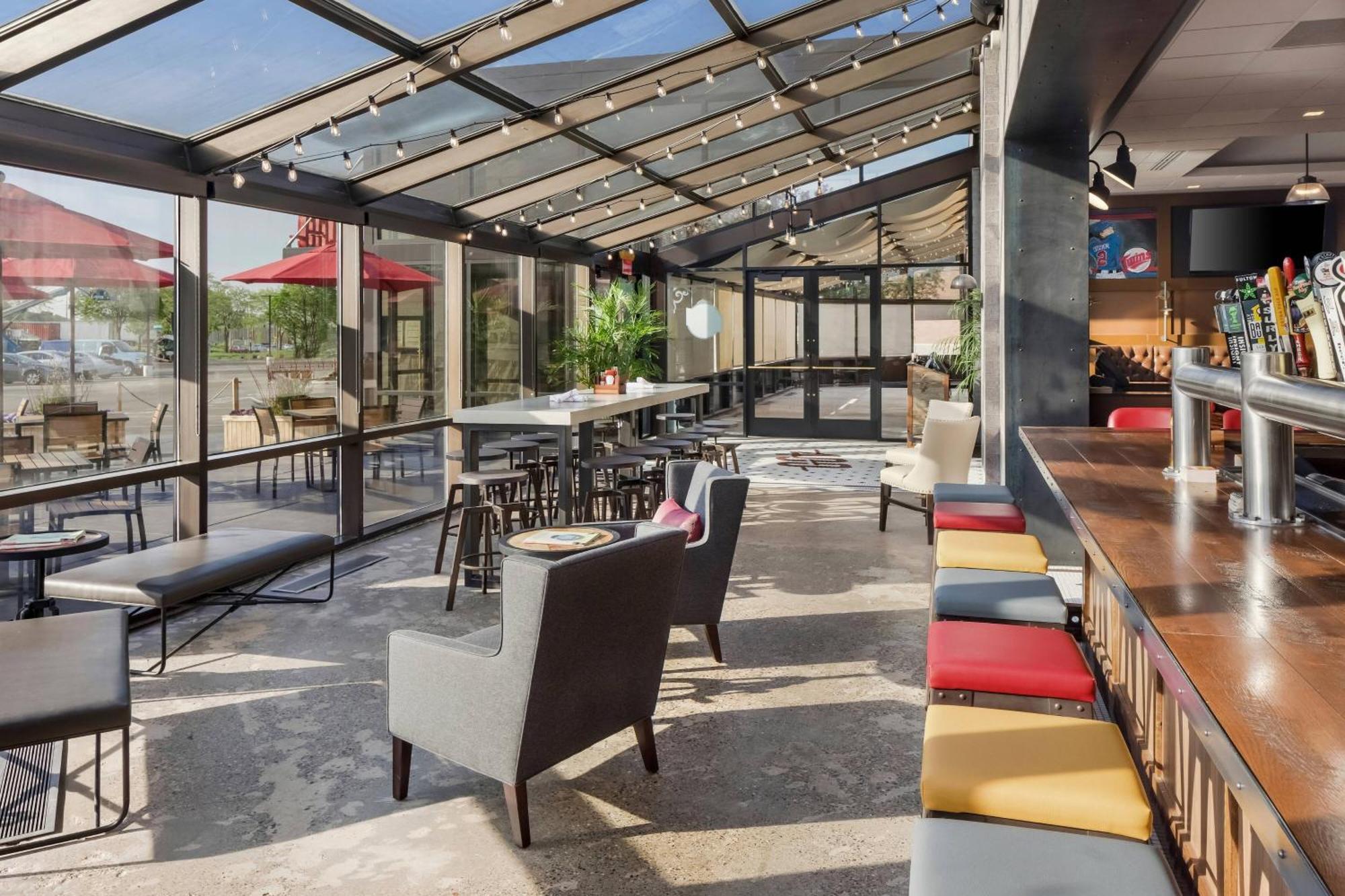 Delta Hotels By Marriott Minneapolis Northeast Экстерьер фото