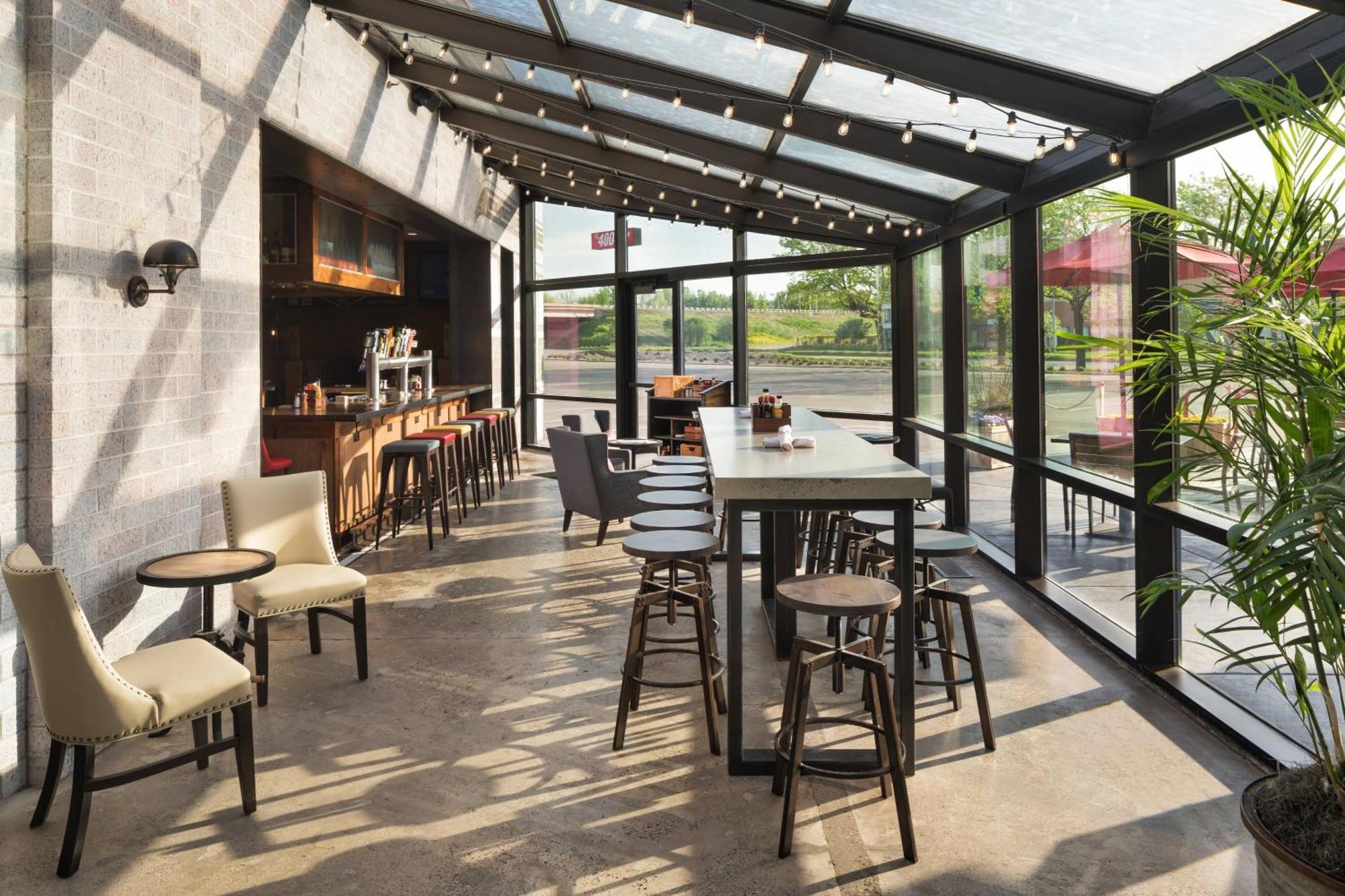 Delta Hotels By Marriott Minneapolis Northeast Экстерьер фото