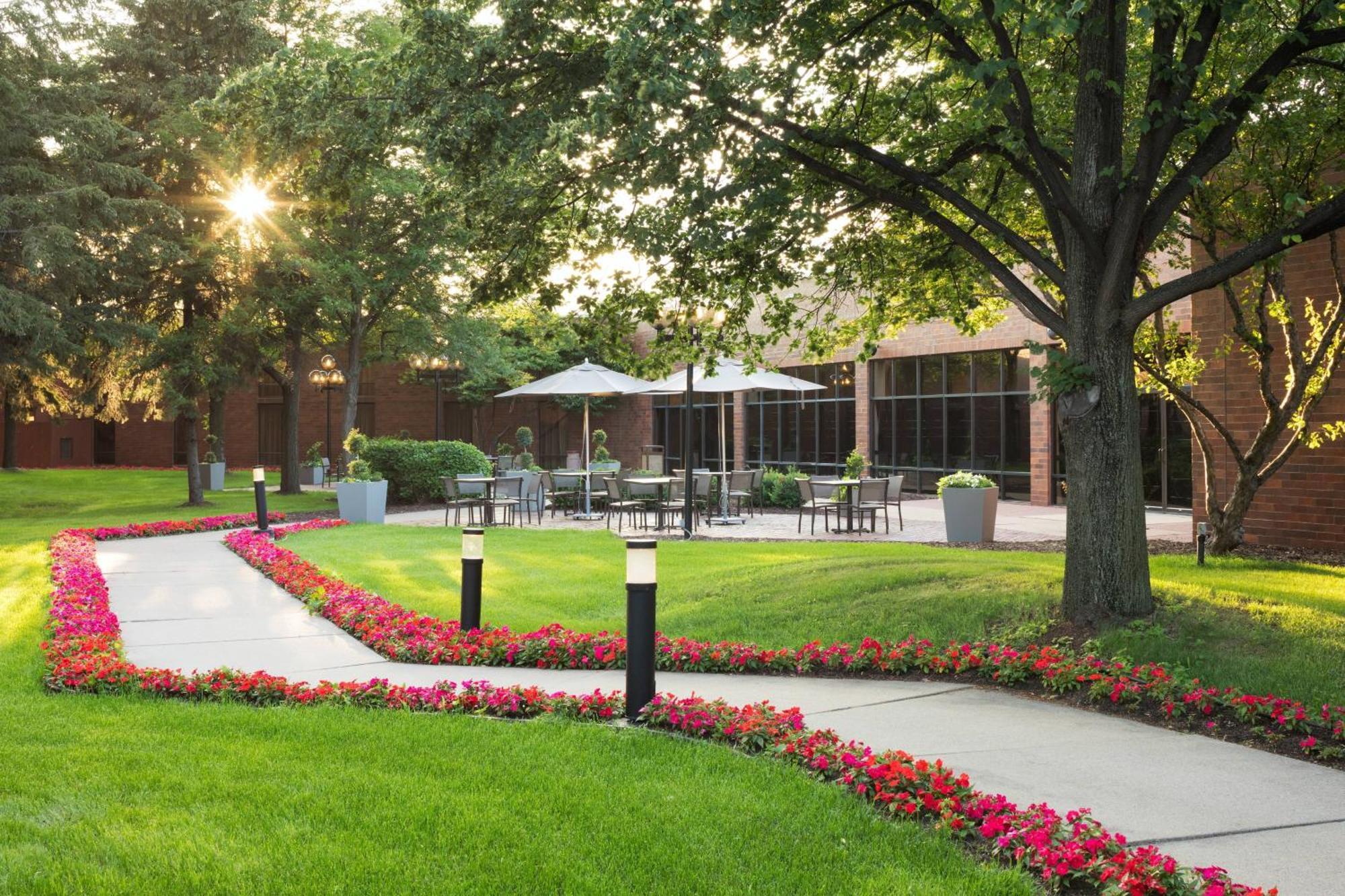 Delta Hotels By Marriott Minneapolis Northeast Экстерьер фото