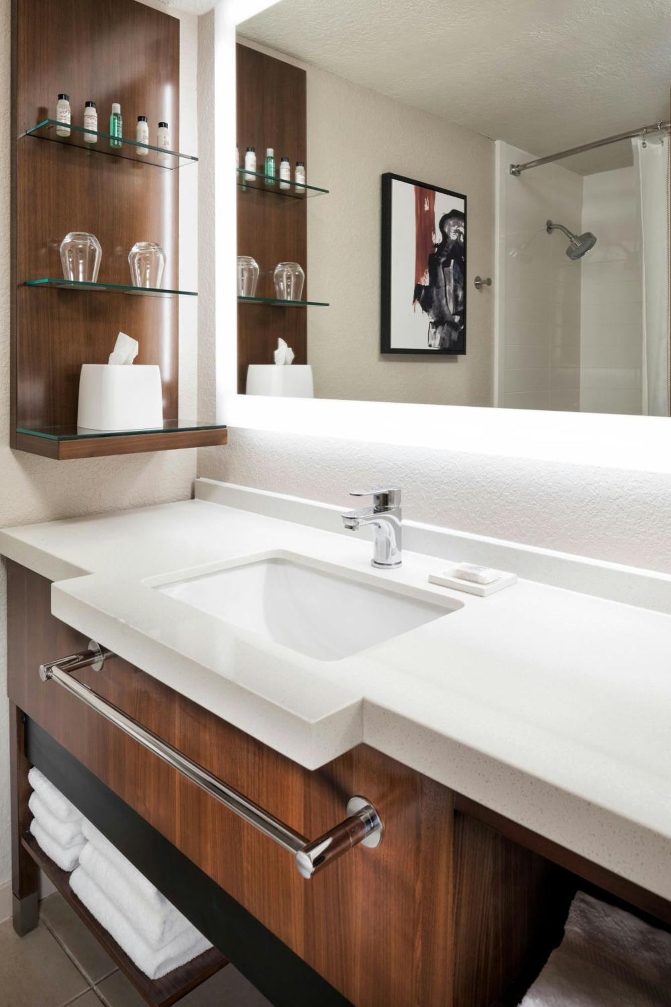 Delta Hotels By Marriott Minneapolis Northeast Экстерьер фото