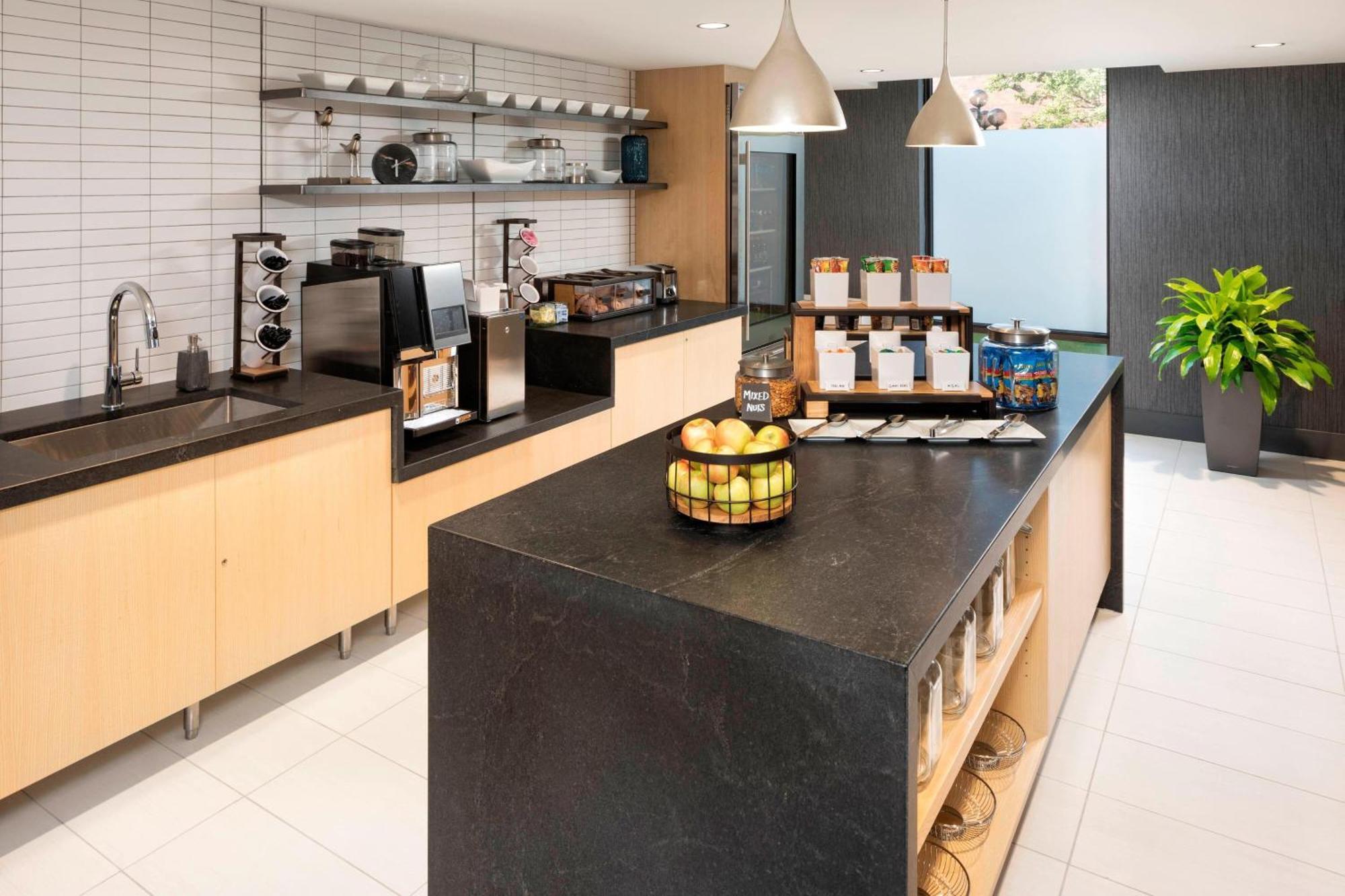 Delta Hotels By Marriott Minneapolis Northeast Экстерьер фото